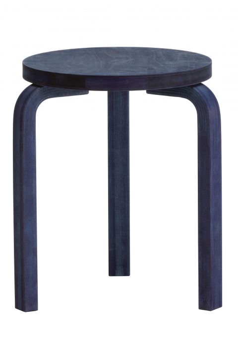 Indigofarbstoff-Spezialist Buaisou aus Tokushima verlieh Alvar Aaltos«Hocker 60» einen tiefen Blauton. Dank der traditionell pflanzlichen Farbtechnik fällt dieser auf jedem Stück ein wenig anders aus.