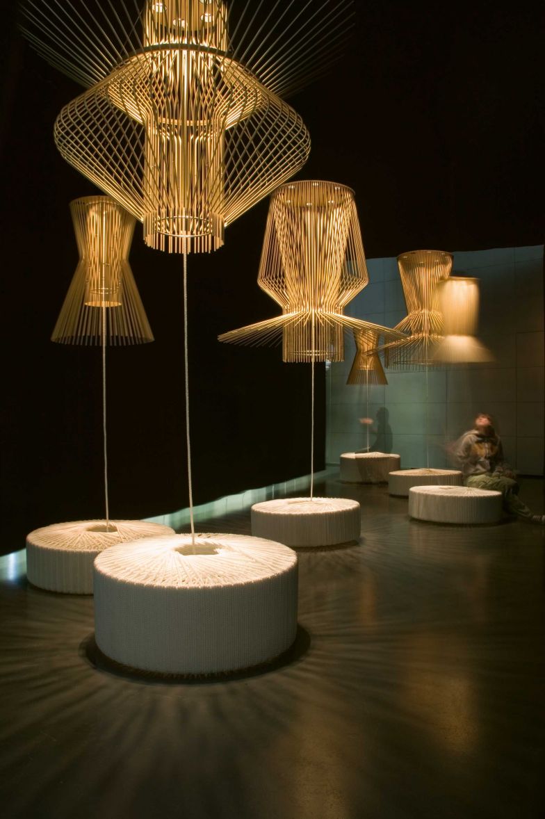 Erst Installation, dann Produkt: 2006 zeigten die drei Gründer diesen szenografischen Entwurf auf der Mailänder Designwoche. Die Produktentwickler von Foscarina erkannten darin Potential und beauftragten Atelier Oi, daraus die Leuchtenserie «Allegro» zu entwickeln.