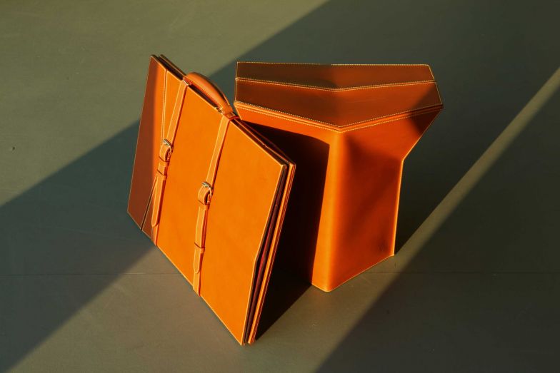 Platz nehmen können, wo es schön ist: Diesen Luxus ermöglicht Atelier Oi mit dem Falthocker für Louis Vuitton. Zusammengeklappt sieht er aus wie eine Aktentasche. Aussen ist das gute Stück aus Leder, für die Stabilität der Origami-ähnlichen Struktur sorgt ein Gestell aus Aluminium. Erhältlich in zwölf teils sehr lebendigen Farben. 