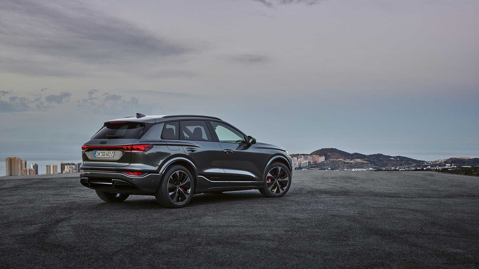 Das Exterieur des «Q6 e-tron», hier mit Allradantrieb, ver­körpert das klassische SUV-Design von Audi mit einer markanten, weiter­entwickelten Designsprache. Insgesamt drei spezialisierte Designteams sind für Exterieur, Interieur und Lichtdesign verantwortlich.