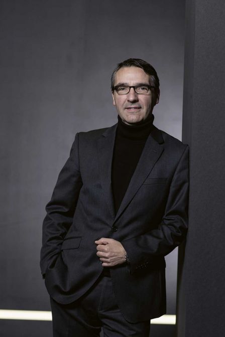 Als Head of Light Design prägt César Muntada bei Audi seit 2007 den innovativen und technologiebegeisterten Charakter der Audi Design Unit. Der spanische Visionär, der Automotive Design an der britischen University of Coventry studierte, begreift Licht als wichtigstes Kommunikationsmittel der Zukunft.