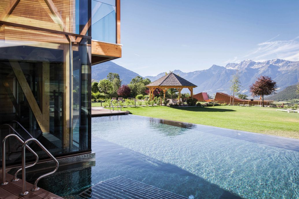Der Aussenpool grenzt an die 6000 Quadratmeter grosse Gartenanlage, die ebenfalls neu angelegt wurde.