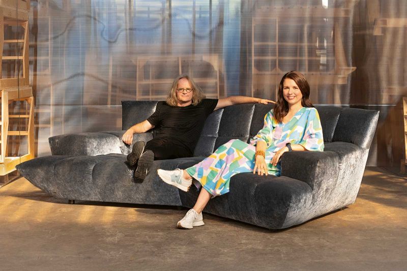 Norbert Bretz ist eine Ikone des verspielten Möbeldesigns. Vor einigen Jahren holten er und sein Bruder Hartmut die nächste Generation in die Firma: Die studierte Designerin Carolin Kutzera leitet Bretz jetzt bereits in fünfter Generation.