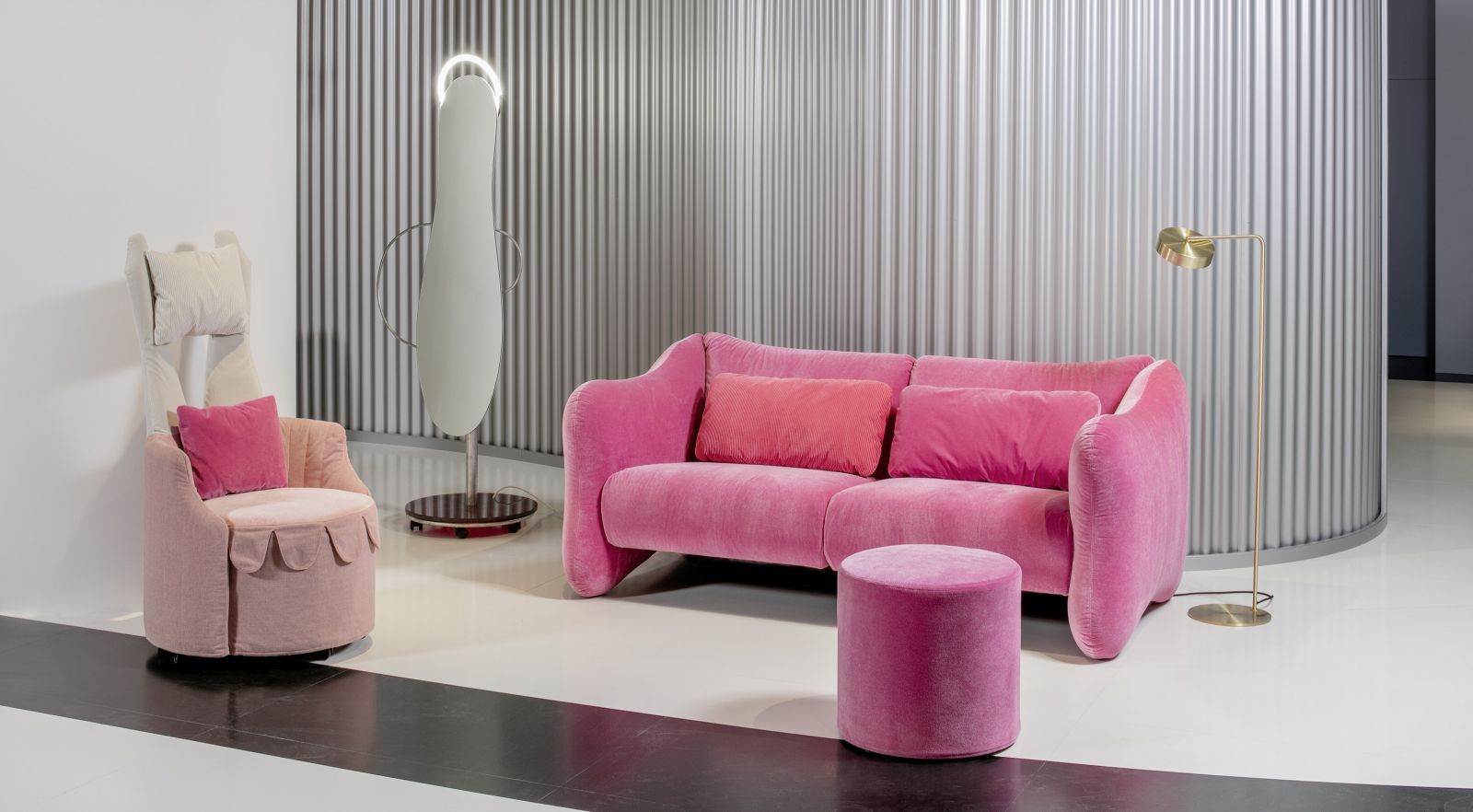 Die organischen, weich fliessenden und zugleich kraftvollen Linien des Sofas «Bongo Bay» haben Anklänge an Skulpturen, gerundete Felsen oder abstrakte Malerei. Alle Ecken und Kanten erscheinen wie von darüber hinweg fliessendem Wasser geschliffen. 