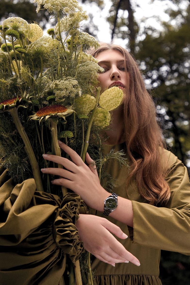 Oberflächlich betrachtet ist das neue Modell der «Hyperchrome Automatic» eine vielseitig tragbare Uhr, deren olivgrünes Zifferblatt garantiert zu jedem Outfit passt. Die hohe Kunst des Uhrenherstellers versteckt sich jedoch im Inneren: Genannt seien hier nur das polierte Hightech-Keramikgehäuse, die Monoblockkonstruktion oder das gebogene Saphirglas mit beidseitiger Antireflexbeschichtung. Rado.