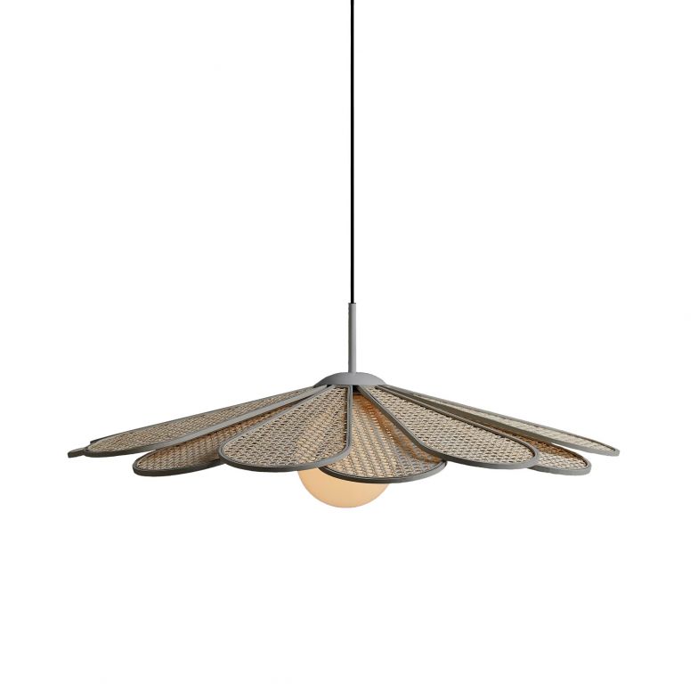 Eine exotische Blüte oder doch ein Deckenventilator? Für die Pendelleuchte «Tropicana» begab sich Designerin Serena Confalonieri auf eine Fantasiereise in die Tropen und liess sich von deren speziellem Klima inspirieren. Houtique.