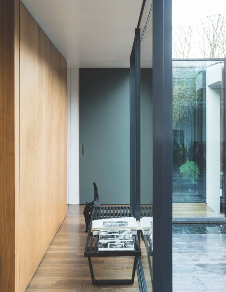 Die neue Farrow & Ball-Farbe «De Nimes», ein eleganter und gleichzeitig bodenständiger Blauton (No. 299), macht sich auf der Wand genauso gut wie auf den «PINATO»-Schiebetüren von Cabinet und sorgt in Kombination für eine harmonische und ausgeglichene Atmosphäre. Die Nuance hat ihren Ursprung in der Regency Epoche des 19. Jahrhunderts und ist inspiriert vom Stoff der Arbeitskleidung, die in der gleichnamigen französischen Stadt Nimes gefertigt wurde. Genauso wie Denim ist auch dieser Jeanston nie aus der Mode gekommen.