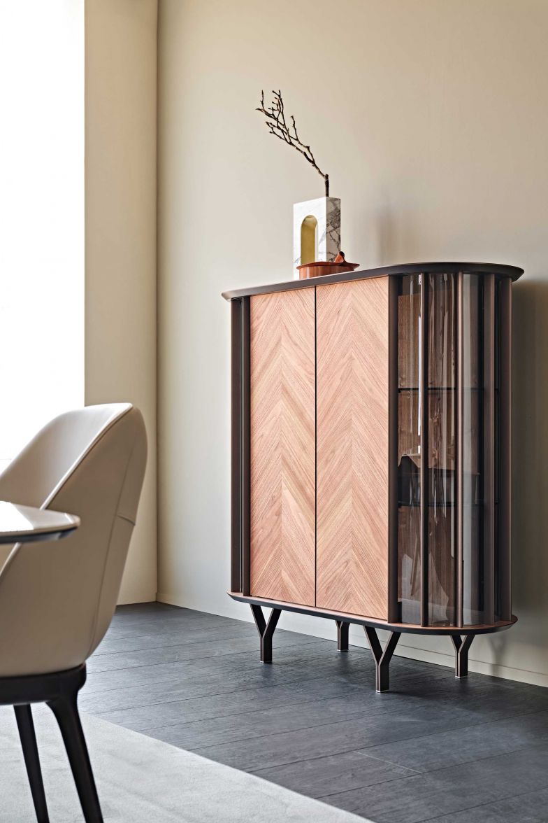 «Costes» ist das neuste Möbel im Portfolio des Familienunternehmens. Das Sideboard, der Inbegriff aufwendiger Handwerkskunst, gibt es in drei unterschiedlichen Ausführungen.