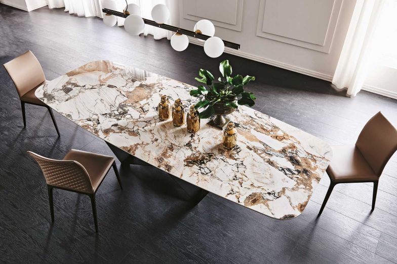 Wenn Cattelan Italia ein Möbelstück wäre, dann wäre es zweifellos der Tisch «Skorpio», erklärt CEO Paolo Cattelan im Interview und spielt damit auf die kontinuierliche Entwicklung der Marke an, die sich in diesem Tisch widerspiegelt. 2014 wurde er erstmals vorgestellt, heute gibt es ihn in neun Versionen, unter anderem mit einer Tischplatte aus Keramik, Glas oder Holz.