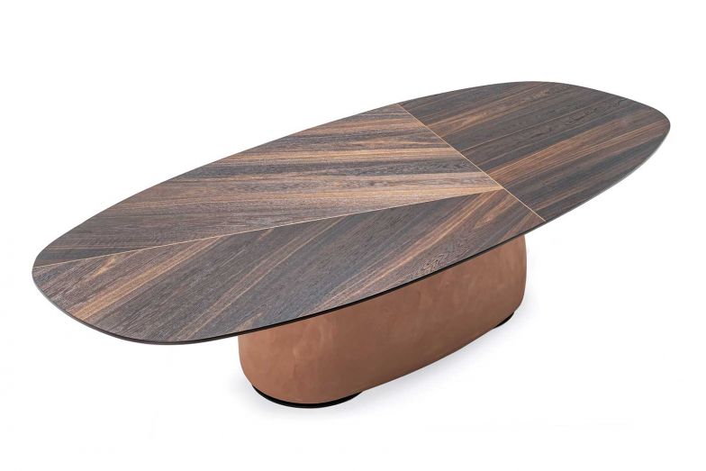 Als Ergebnis innovativer Materialforschung präsentiert sich der neue Esstisch «Botero», dessen Mittelpunkt ein dreidimensional gestalteter Keramiksockel bildet. Mit seinen voluminösen, sinnlichen Formen zitiert Paolo Cattelan zudem die expressive Bildsprache des Künstlers Fernando Botero.