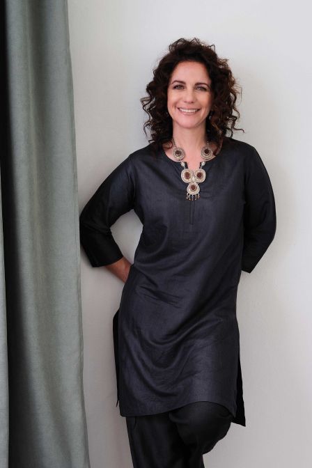 Camilla Fischbacher Als Creative Director von Christian Fischbacher Co. AG in St. Gallen entwickelt sie zusammen mit dem hauseigenen Designatelier luxuriöse Heimtextilien, Teppiche, Tapeten und Accessoires, die von kosmopolitischem Spirit und vielfältigen kulturellen Einflüssen zeugen. Gemeinsam mit ihrem Mann Michael Fischbacher leitet die Halb-Amerikanerin, Halb-Iranerin das über 200-jährige, international tätige Unternehmen. Fischbachers schätzen ihr traditionsreiches Erbe, interpretieren es jedoch feinfühlig neu.