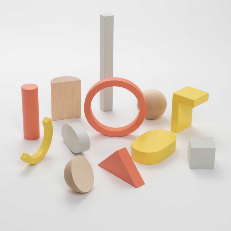 «Derzeitbaukasten» besteht aus zwölf Holzvolumen mit einem verschobenen Schwerpunkt und einer Broschüre mit philosophischen Denkanregungen. Jeden Monat erhält der Empfänger ein weiteres Holzvolumen und den nächsten denkerischen Input zum Phänomen der Zeit. Somit wird das Ganze zu einem Kalenderjahr voller neuer Impulse. Design: Sarah Büeler und Julian Wasem