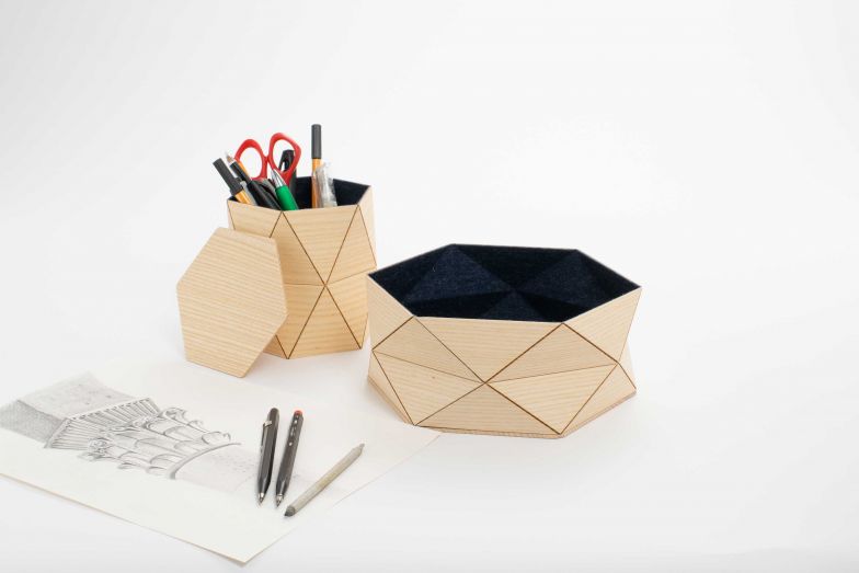 «Kaede» ist eine Schatulle, bei der Schweizer Finesse und japanischer Falttradition zusammenkommen. Wie von Geisterhand fällt das dünne Holzbrett in die einzigartige und markante Form und kann damit als Aufbewahrungsbox aufgebaut werden. Mit Filz belegt sind wertvolle Schätze vor dem Verkratzen geschützt. Design: Demian Günther und Christian Marti 