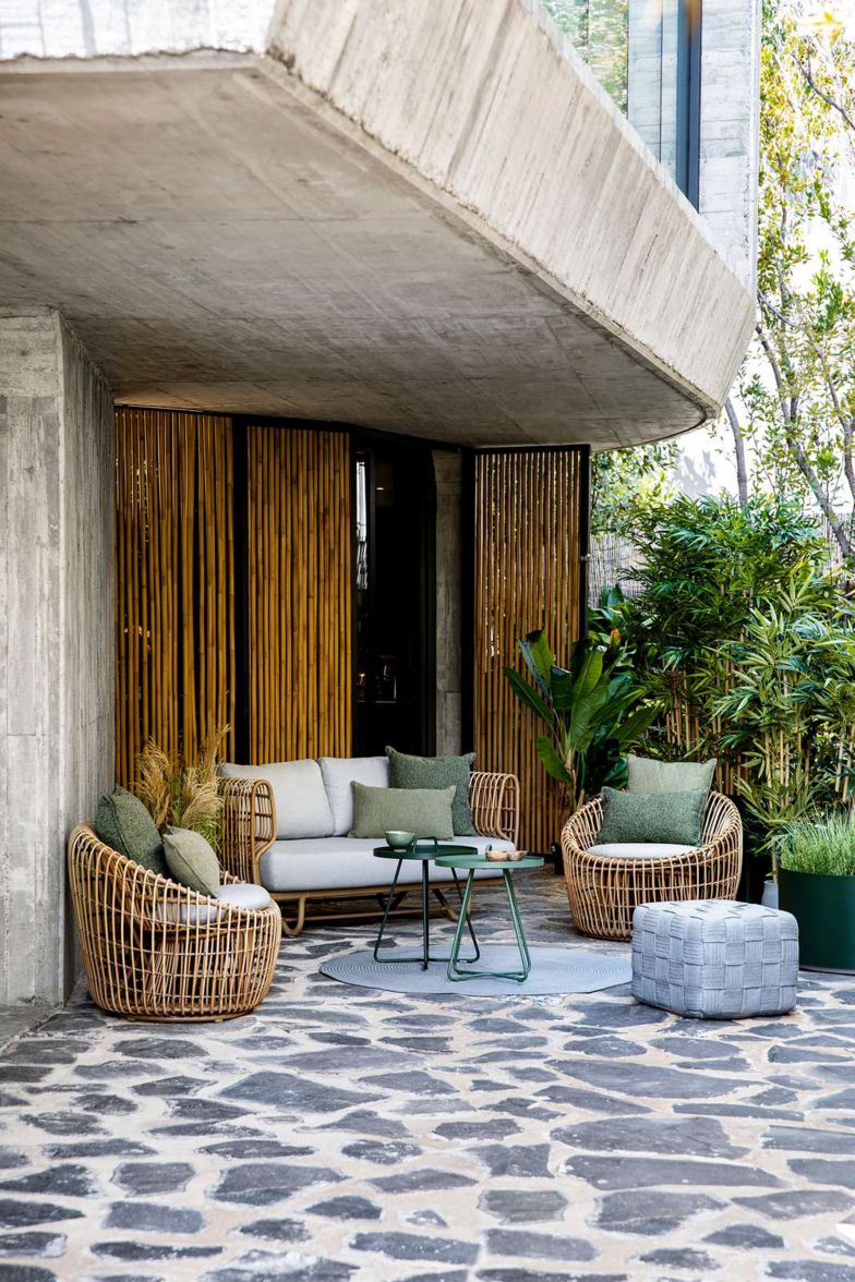 Sieht aus wie Rattan, ist aber erstmals aus Kunststoff gefertigt. So hält Lounge «Nest» Wind und Wetter auch optisch stand, denn im Gegensatz zum Naturmaterial verändert sich der Kunststoff auch nach Jahren nicht.