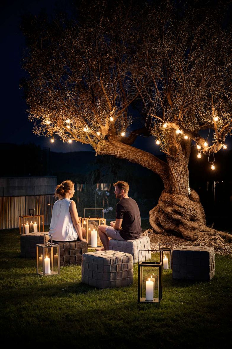 So stellt man sich einen lauen Sommerabend vor. In gemütlicher Runde (Hocker «Cube») und bei Kerzenschein (Laternen «Lighthouse» in verschiedenen Formen und Farben). 