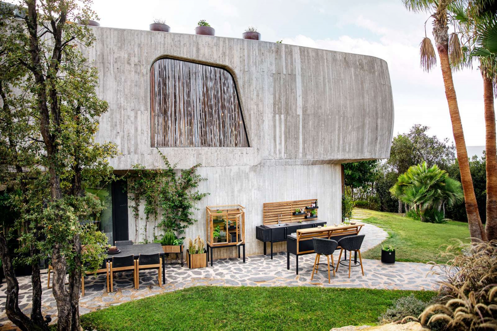 Vor traumhafter Kulisse auf Ibiza präsentiert Cane-line seine neusten Outdoormöbel, wie zum Beispiel die Küche «Drop» mit Barhockern «Peacock» und der Dining-Gruppe «Endless»/«Pure».