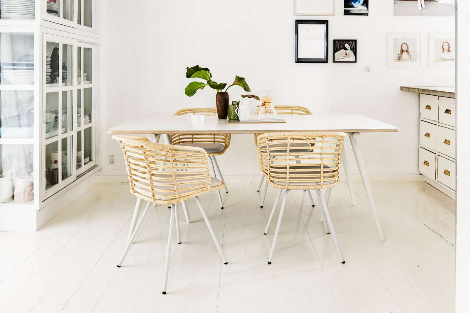 In- oder Outdoor? Cane-line kann beides, wie Tisch «Turn» und Stühle «Spin», beide für den Indoorbereich, zeigen.