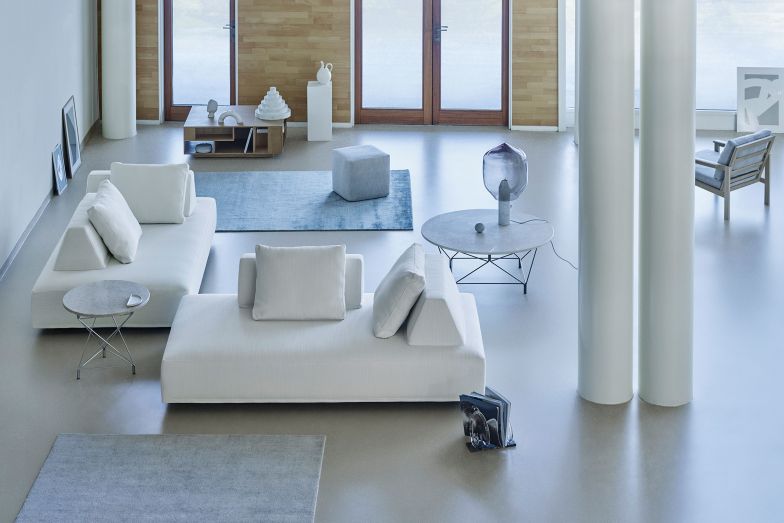 «Playground» macht seinem Namen alle Ehre - es dient als kurze Sitzgelegenheit, fürs gemütliche Mittagsschläfchen oder den Filmabend. Die Stützteile für den Rücken können nach Bedarf auf dem schlichten Kubus neu platziert werden, der Rücken wird angenehm gestützt. Eilersen.