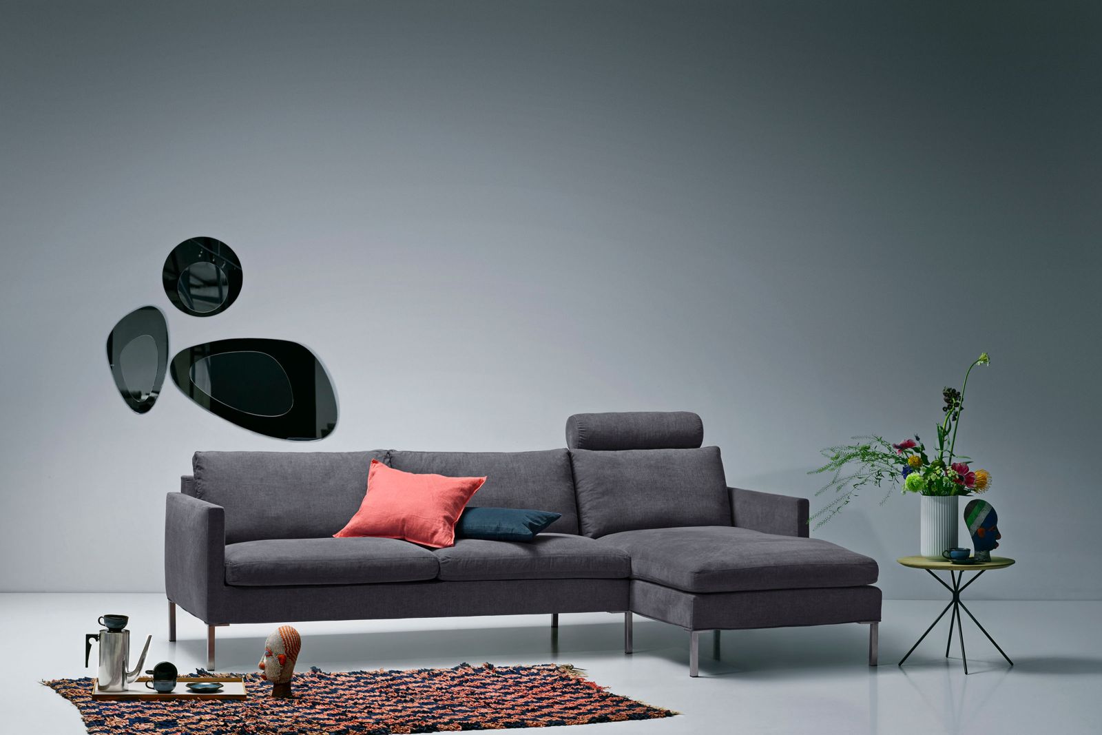 Stil, Design und Komfort im Einklang: «Sofa 903» ist gerade tief genug für ein Lounge-Erlebnis, die Armlehnen sind gerade dick genug, um eine angemessene Unterstützung zu bieten, ohne klobig auszusehen. Erhältlich in fast allen Konfigurationsvarianten. Juul. 