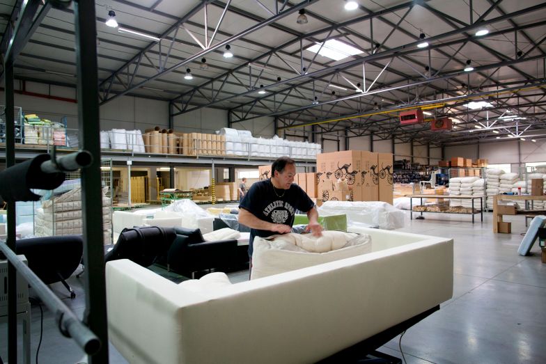 Eines der Alleinstellungsmerkmale der hochwertigen Möbel ist die überaus üppige Polsterung. Sie ist für eine langjährige Nutzung ausgelegt - nicht selten liegt diese bei 30 Jahren. Für die Bezüge stehen rund 400 Stoffe sowie diverse Lederarten zur Auswahl.