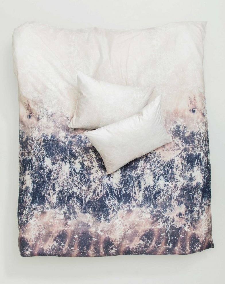 Die Schweizer Textildesignerin Carmen Boog liebt es, frei zu entwerfen, ohne vorher zu wissen, wie ein Motiv aussehen wird. Aus Zufällen und Fehlern entstehen in ihren Augen neue Ideen, die sie ganz bewusst als Gestaltungsmittel einsetzt. Für die Bettwäsche «Sturmwolken» hat sie Tücher von Hand gebleicht und somit ein Motiv von Sturm und Gewitter erzeugt. ZigZagZürich.