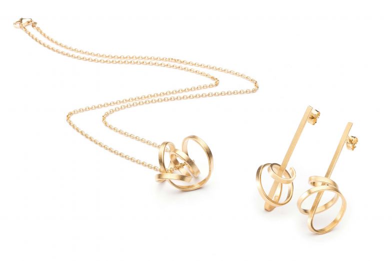 Fem heisst die Schmuckkollektion der Goldschmiedin Sarah Küffer – ein Name, der als Hommage an die Frau gedacht ist. Durch Formen, Biegen und Verdrehen hat sie aus ausschliesslich zertifizierten, recycelten Edelmetallen Stücke geschaffen, die sich je nach Blickwinkel in ihrer Wahrnehmung unterscheiden. Goldlabor.