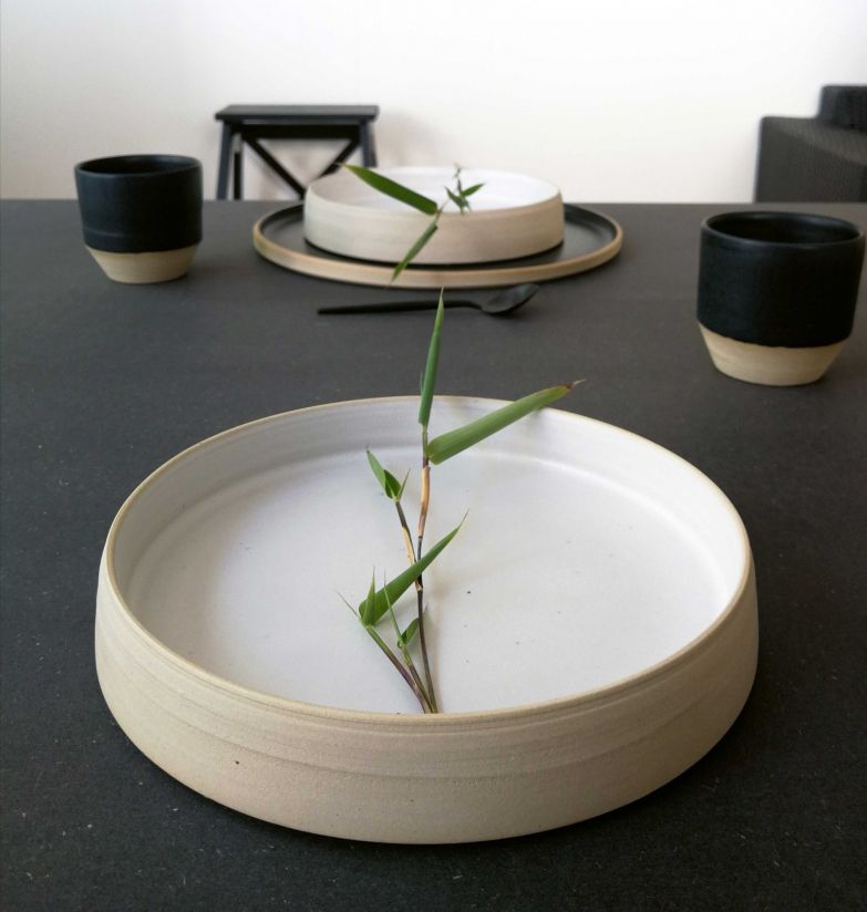 Es sind die Gestaltungsmöglichkeiten vom Material Ton, die es der Autodidaktin Sabine Dambach angetan haben. Ihre Werke umfassen Becher, Krüge, Schüsseln, Leuchten und Vasen sowie diverse Esstellerkollektionen, die vorbestellt werden müssen. Im Bild ein Teller aus der Kollektion Contrast. Dabisabi.