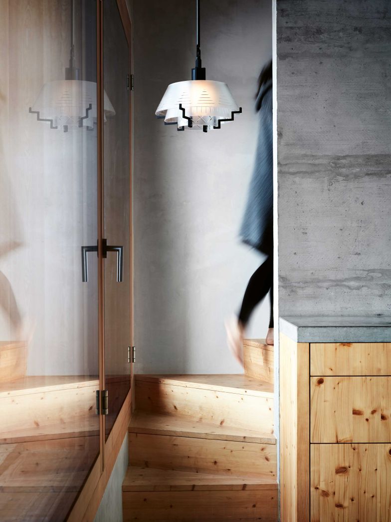 Die Keramiktradition der Ostschweiz lebte auch von ihren grafischen Verzierungen. Studio Seitz adaptierte sie für eine Leuchtenserie aus mehreren Frostglasschichten, die traditionell wirkt, ohne altbacken zu sein. Sie verteilt das Licht sowohl horizontal als auch vertikal.