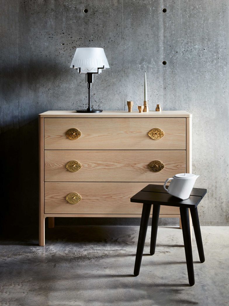 Kevin Seitz und Rob van Wyen nahmen traditionelle Schweizer Möbelstücke wie die einfache Kommode zum Ausgangspunkt und entwickelten daraus zeitgenössische Versionen für reduzierte Interieurs. Für die Messinggriffe griffen sie auf die Handwerkskunst der metallenen Motive der Appenzeller Chüeligurte zurück. Gefertigt werden sie von Adalbert Fässler in der Gaiserstrasse in Appenzell – in reiner Handarbeit mit Werkzeugen, die teils seit sechs Generationen im Besitz der Familie sind.