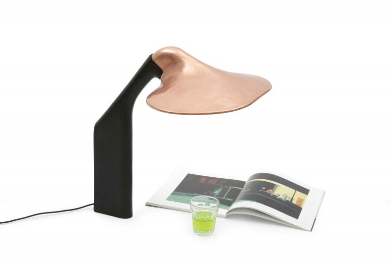 Diese Leuchte entstand als Prototyp in der eigenen Werkstatt, machte dann spontan Karriere auf dem Schreibtisch des französischen Präsidenten und ist seit Frühling 2023 in Serie unter dem Namen «Niwaki» von DCW éditions erhältlich. Foto: Baptiste Heller.