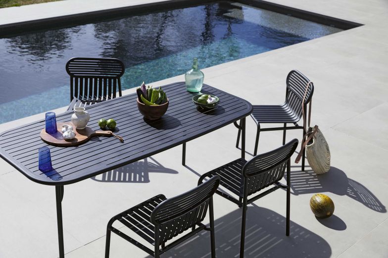 Der erste Entwurf von Brichet Ziegler, das in Produktion ging, war die Gartenmöbelserie «Weekend». Dazu gehören nicht nur Tisch und Stühle, sondern auch Sessel, Teewagen, Bänke und Loungetische – und das alles in vielen verschiedenen Farben. Foto: Ola Rindal