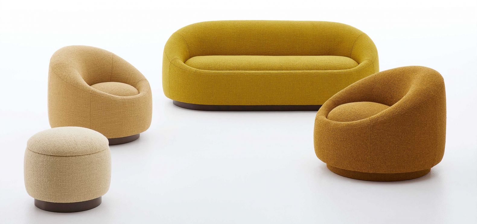 Die rund geformte Polsterkollektion «Berlin» (2023) von Pierre Frey – ursprünglich für das Chateau Royal Hotel in Berlin entworfen – besteht aus Sofa, Sessel und Pouf. Durch einen kleinen Sockel wird der Möbelkorpus jeweils angehoben, was die Kollektion optisch etwas leichter erscheinen lässt. PIERREFREY.COM