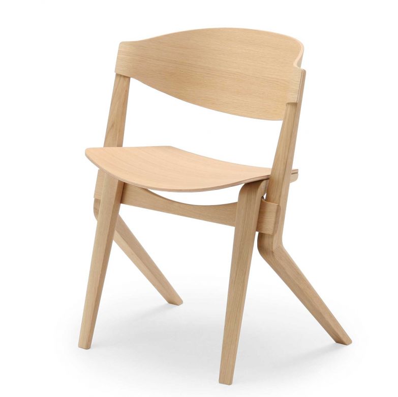 Die Zusammenarbeit zwischen Christian Haas und dem japanischen Möbelhersteller Karimoku New Standard bewährt sich schon lange. Zu einem der ersten gemeinsamen Modelle zählt der Essstuhl «Scout», der bereits 2015 in Serie ging. «Was die Fertigung und das Know-how angeht, zählt Karimoku für mich zu den Leuchtturmfirmen», so Christian Haas. KARIMOKU-NEWSTANDARD.JP