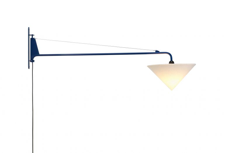 Leuchte «Petit Potence» mit Lampenschirm «Abat-Jour Conique» in der Farbe Bleu Marcoule.