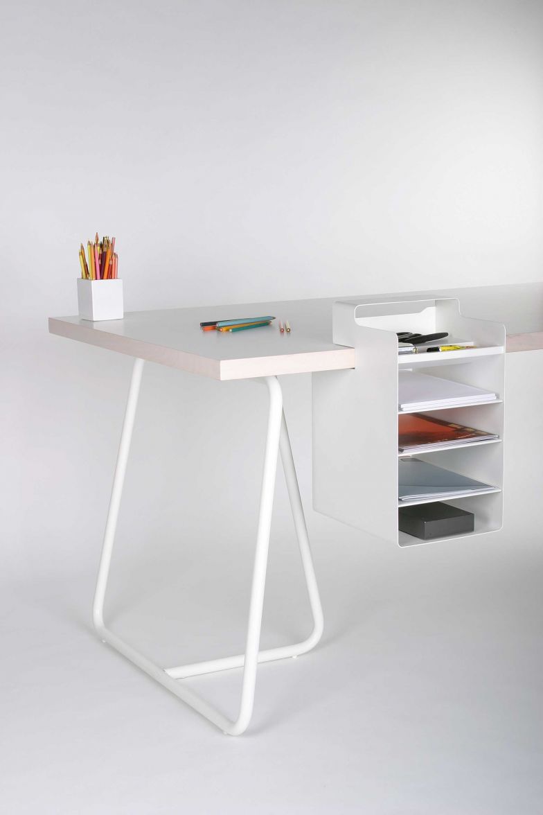 Für den italienischen Möbelhändler De Padova entstand das Schreibtischsystem «Piu». Das Besondere: Die Ablage kann man dort positionieren, wo sie gerade gebraucht wird – oder nicht stört. So wird der Arbeitstisch im Handumdrehen zum Besprechungstisch.