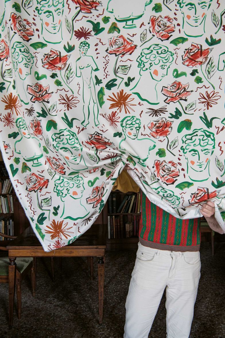 Die skizzierte Statue in einem Rosengarten ist Teil der Rubelli-Kollektion «Return to Arcadia».