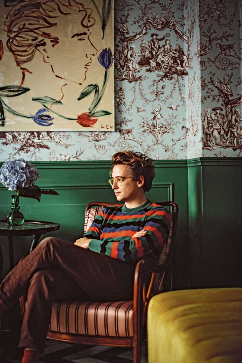 Luke Edward Hall, im Hotel Les Deux Gares, mag es bunt, ob im Design oder der Garderobe. Foto: Benoit Linero