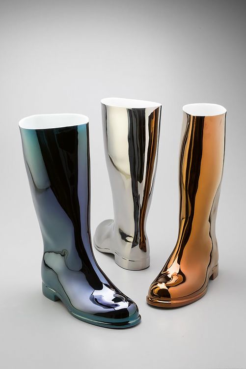 Mit «Waterproof» zelebriert der Tscheche die Verwandlung eines alltäglichen Objekts in etwas Aussergewöhnliches und Hochwertiges. Die erste Serie der Gummistiefel-Vasen aus Porzellan entstand 2003 kurz nach dem Studium. Qubus.