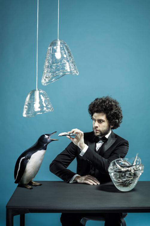 Jedes Stück ein Unikat. Die Leuchte «Frozen» entsteht, indem flüssiges Glas über eine Form gegossen wird, bis es erstarrt – inspiriert von Wasser, das gefriert. «Es geht immer darum, den richtigen Augenblick festzuhalten.» Lasvit.