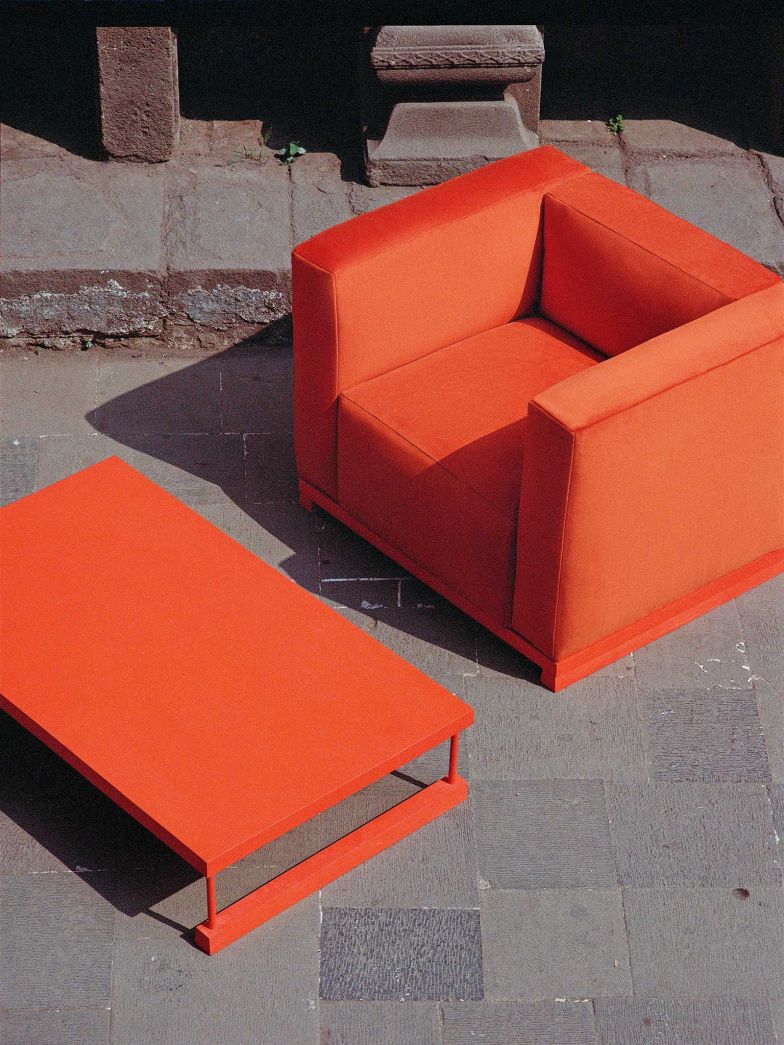 Sessel und Beistelltisch aus der «Rise»-Kollektion. 