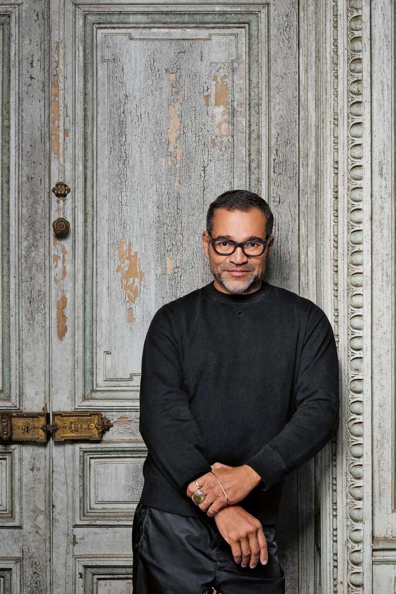 Sacha Walckhoff, Designer und Creative Director bei Christian Lacroix Geboren 1962 in Frankreich, wuchs Sacha Walckhoff in Lausanne auf und studierte anschliessend Design in Barcelona. Nach dem Abschluss arbeitete er für Modemarken wie Jean Rémy Daumas und Dorothée Bis. Seit 1992 ist er für Christian Lacroix tätig; seit 2009 in der Rolle des Creative Director. Seit etwa zehn Jahren arbeitet er auch unter eigenem Namen und entwickelt unter anderem Glasserien, Möbel und Geschirr. 