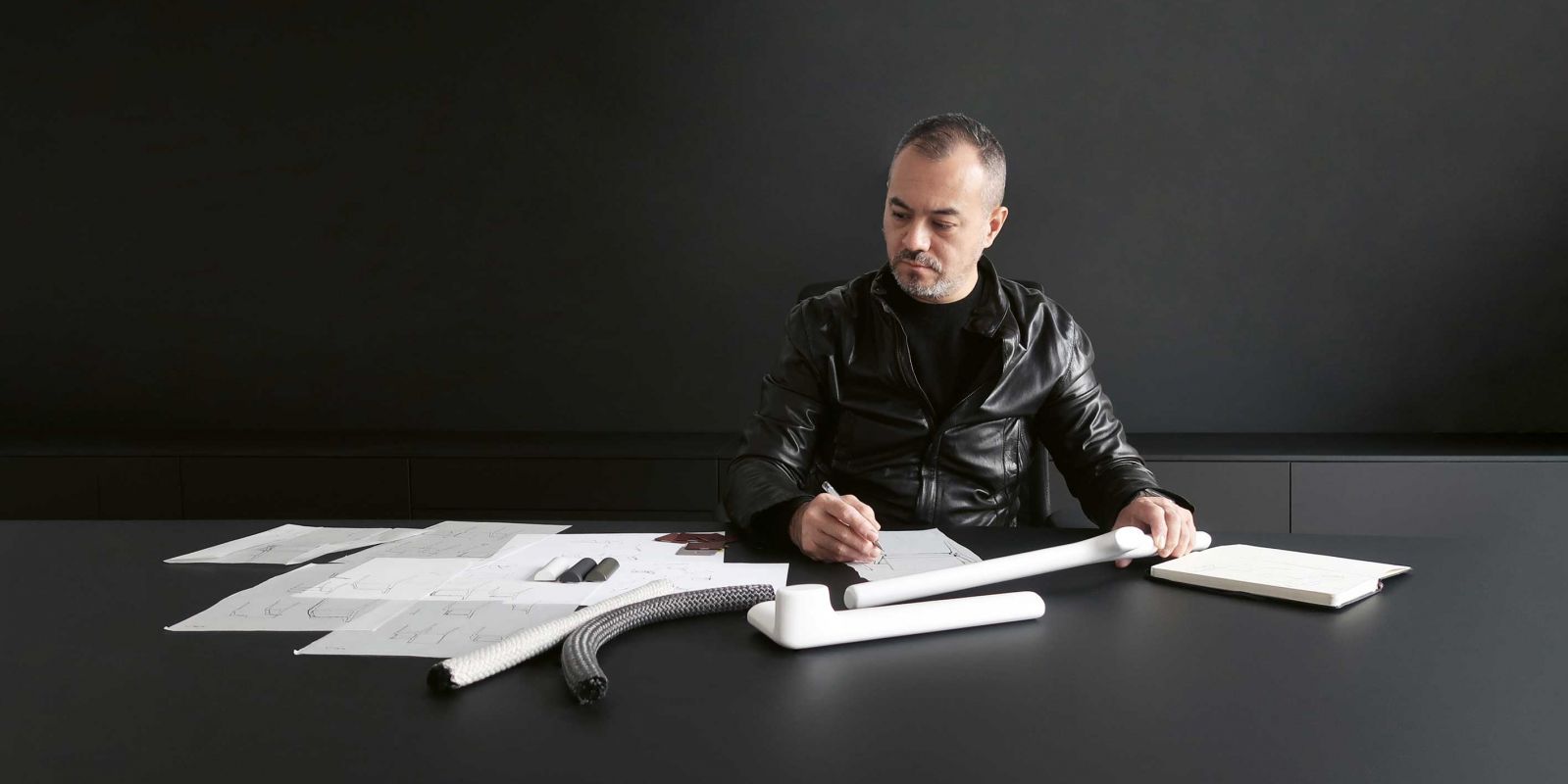 Toan Nguyen ist Kind eines vietnamesischen Vaters und einer bretonischen Mutter. Seine Ausbildung absolvierte er an der Ecole Nationale Supérieure de Design ENSCI in Paris. Er arbeitet seit vielen Jahren in Mailand.