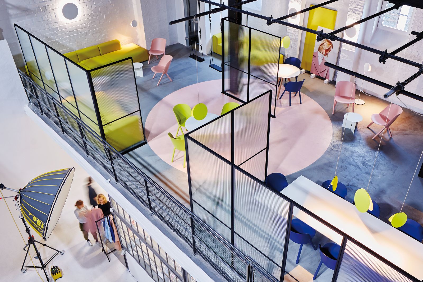 So fröhlich kann Arbeit aussehen: Besau Marguerre statteten das Fotostudio eines grossen Online-Modehändlers aus – natürlich mit Leuchten aus ihrem Studio und knallbunt.