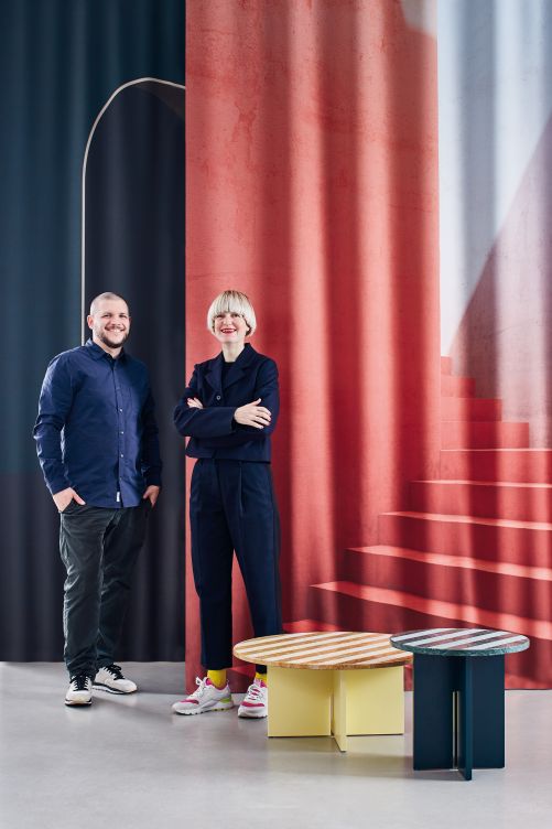 Marcel Besau und Eva Marguerre führen seit 2012 zusammen ein Designstudio in Hamburg, in dem unter anderem ein Beistelltisch aus Marmor und Eichenholz für Favius entstand. Die Serie trägt den Namen Sediment und zeichnet sich durch die aussergewöhnliche Verarbeitung der Marmortischplatte aus: Raue und polierte Streifen wechseln sich ab und transformieren so die Haptik und Farbtönung des Materials auf zwei unterschiedliche Arten.