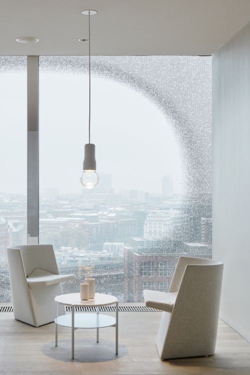 Gemeinsam mit dem Architekten Daniel Schöning erhielten Eva Marguerre und Marcel Besau den Auftrag, die Elbphilharmonie zu möblieren. Dafür haben sie einige Möbel selbst entworfen.