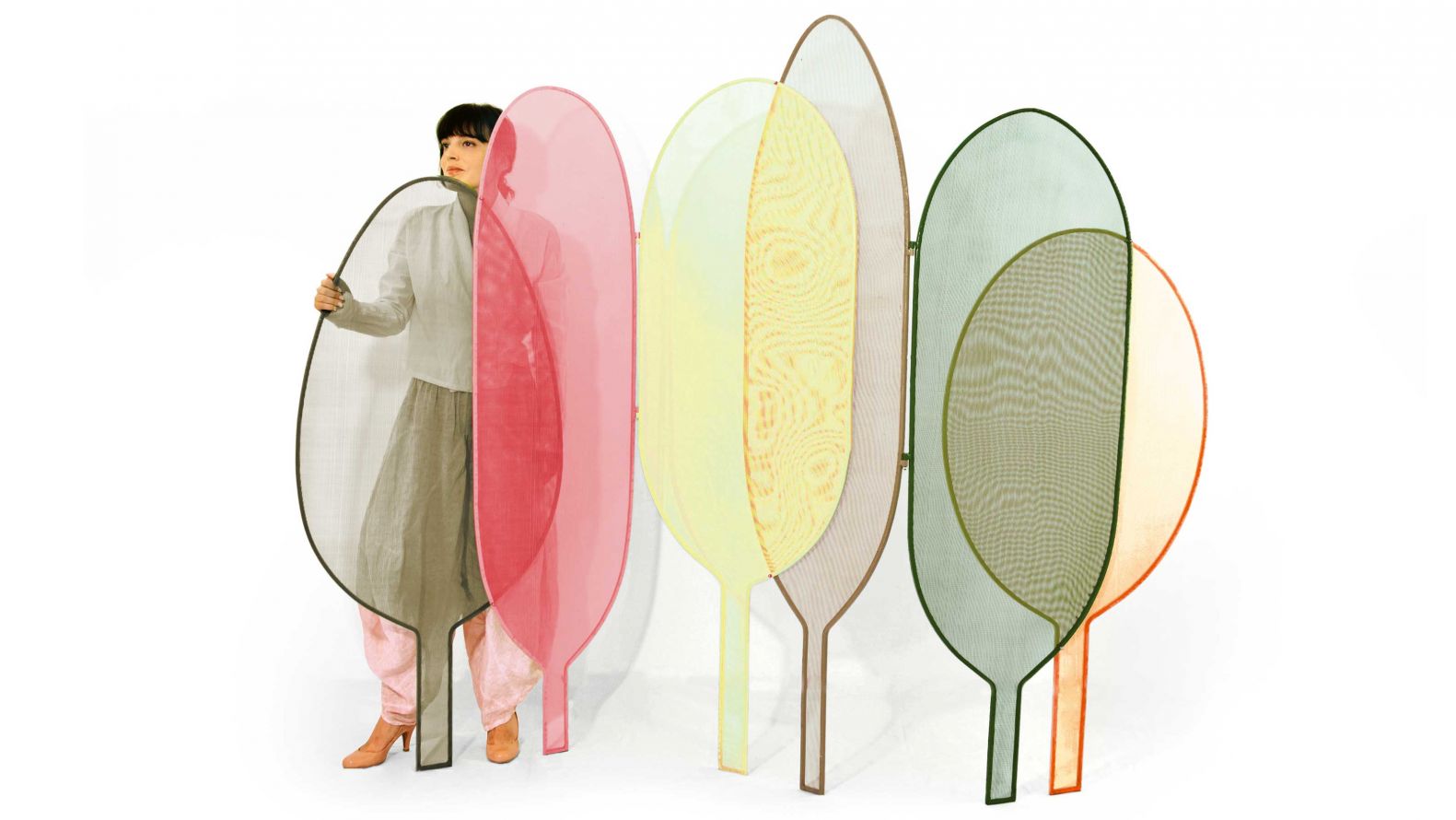 Die Mailänder Designerin Alessandra Baldereschi baut die meisten ihrer Modelle selbst, sie zeichnet per Hand und aquarelliert ihre Entwürfe. «Secret Garden» ist ein fröhlicher Wandschirm aus leichtem, transparentem Metalldraht, der eine Waldkulisse vortäuscht. Seletti.