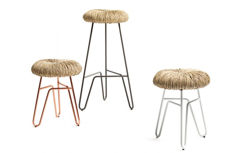 Die Hocker gehören zur «Donut»-Kollektion. Das traditionelle Strohgeflecht sitzt auf einer weich gepolsterten Basis, die ein unerwartet bequemes Sitzen ermöglicht. Mogg Design.