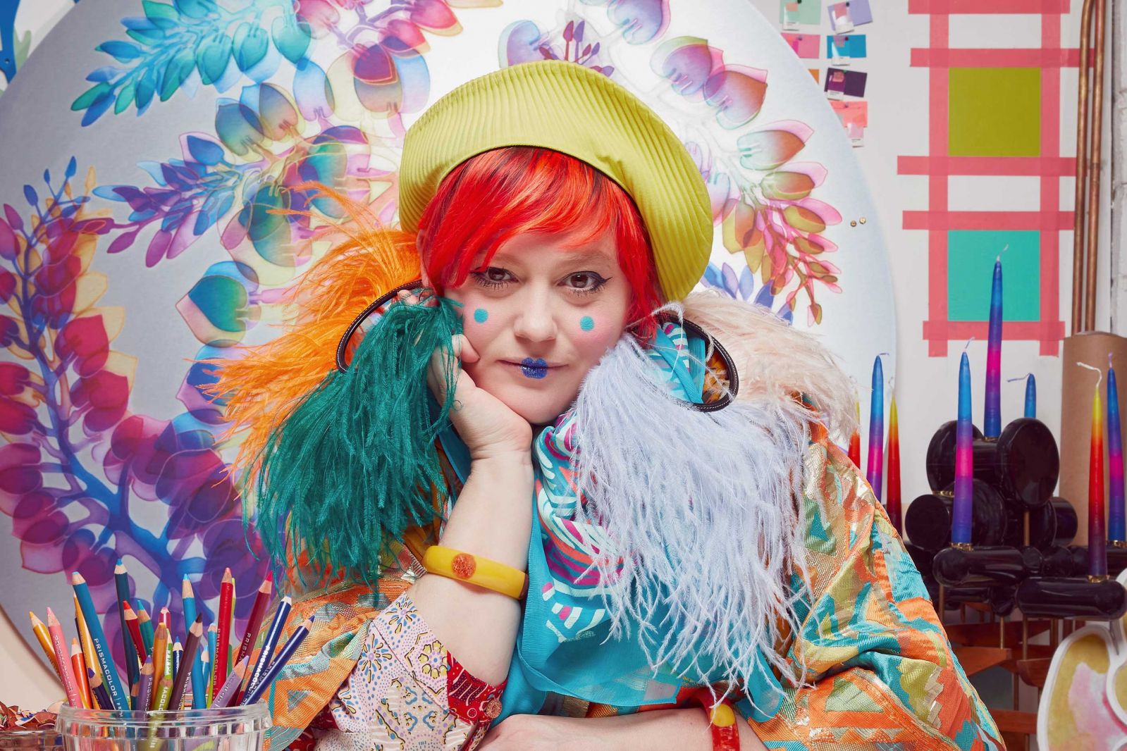 Bethan Laura Wood wurde 1983 im westenglischen Shrewsbury geboren und wuchs mit vielen kreativen Freiheiten auf. Schon als Kind kleidete sie sich gern unkonventionell. Heute sind ihre wilden Verkleidungen, wie sie es selbst nennt, ihr Markenzeichen.