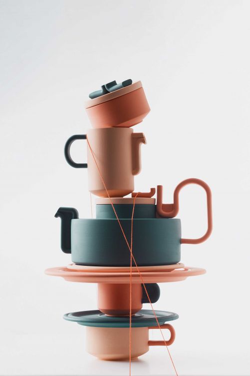 Dieses Teeservice versteht die Designerin als ihre ureigenste Form der Ehrerbietung an Walter Gropius’ Geschirr-Entwurf TAC, seit 1969 in der Rosenthal-Kollektion. Aber natürlich kombiniert sie noch viele andere Einflüsse dazu – und so ist «Tongue» eigentlich vor allem eines, nämlich: Typisch Bethan!