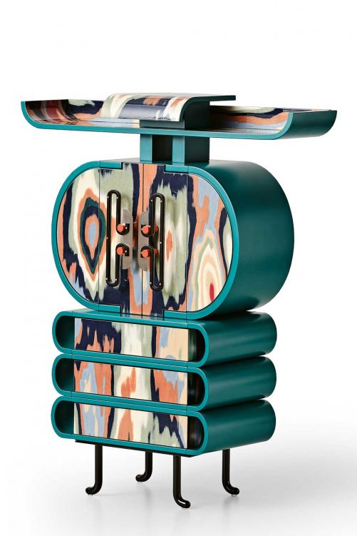 Bethan Laura Woods Faszination für die exzentrischen Meisen-Kimonos aus Japan war eine Grundlage für dieses Schränkchen – eine von vielen wohlgemerkt. Dazu kamen unter anderem noch die Form ostastiatischer Kommoden, Füsse und Fühler von Heuschrecken sowie die Deckflügel von Käfern.